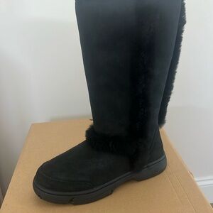 UGG Starburst Tall boots ~ New in the box 🖤